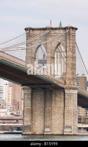 Brooklyn Bridge Tower mit dem Woolworth Building im Bogen Stockfoto