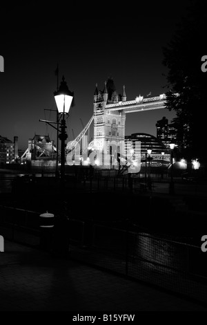 Blick auf die Tower Bridge von London St Katharines Dock, Wapping, Stockfoto