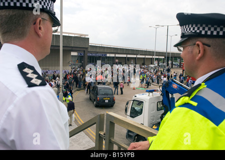 Polizisten im Dienst am März und Demo gegen die geplante 3. Start-und Landebahn am Flughafen Heathrow Hatton Cross Schlauch 31. Mai 2008 Stockfoto