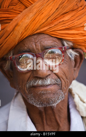 Ein RAJASTHANI-Mann mit dicken Gläsern JODHPUR RAJASTHAN Indien Stockfoto