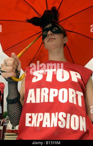 Demonstrant im März und Demo gegen die geplante 3. Start-und Landebahn am Flughafen Heathrow, Hatton Cross, West London, UK. 30. Mai 2008. Stockfoto