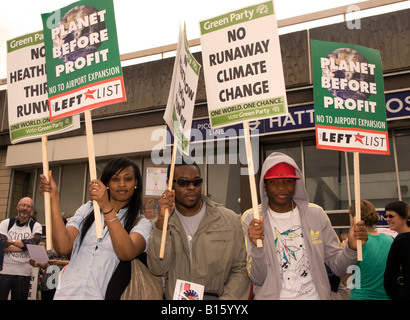 Demonstranten im März und Demo gegen die geplante 3. Start-und Landebahn am Flughafen Heathrow, u-Bahnstation Hatton Cross, UK. 30. Mai 2008. Stockfoto