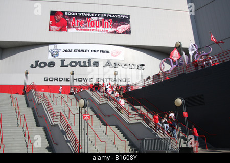 Fans sammeln außerhalb der Joe Louis Arena für Joe-Vision während 2008 Stanley-Cup-Finale. Stockfoto