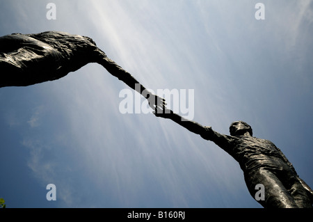 Hände über The Divide Statue Co-Londonderry Stockfoto