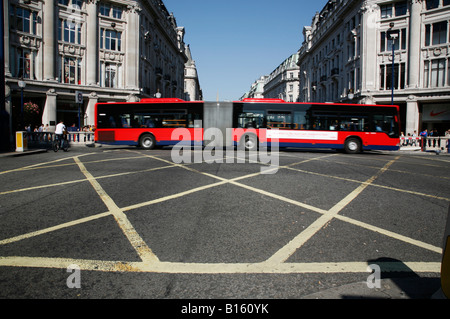 Kurvenreich Bus auf der Oxford Street in Oxford Circus, London Stockfoto