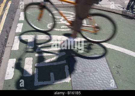 bewegliche Radfahrer am Radweg in Kingston nach Themse, Südwesten von London, england Stockfoto