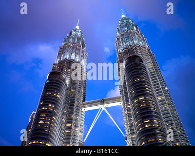 Niedrigen Winkel Blick auf die Petronas Towers Stockfoto