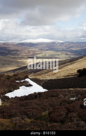 Blick über Glen Esk auf Schnee bedeckt Gipfel des Mount Een in die Grampian Mountains Stockfoto