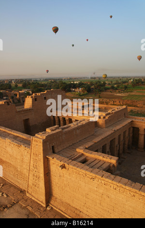 Heißluftballons über ägyptische Tempel Tal der Könige Stockfoto