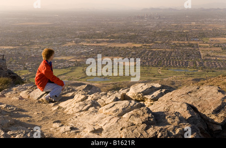 Kaukasische Frau 50-60 Jahren sitzt an Dobbins Lookout South Mountain Park Phoenix AZ USA Stockfoto