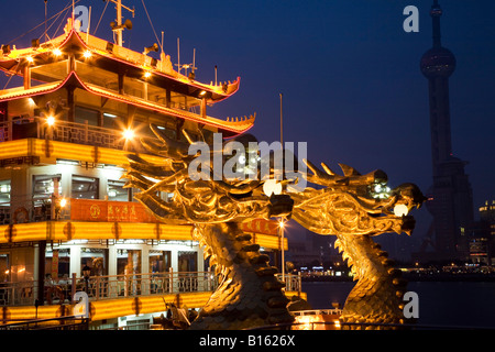 China, Shanghai, Drachen Boot, Oriental Pearl TV Tower Stockfoto