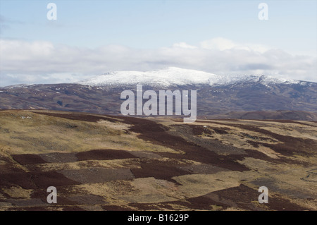 Blick über Glen Esk auf Schnee bedeckt Gipfel des Mount Een in die Grampian Mountains Stockfoto