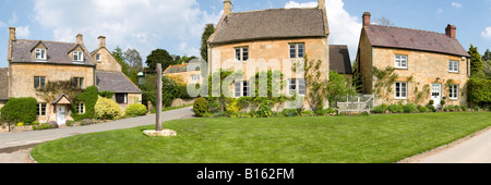 Einen Panoramablick über Steinhütten rund ums Grün in Cotswold Dorf von Stanton, Gloucestershire Stockfoto