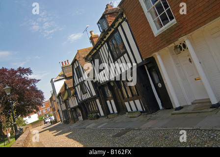 Horizontalen Weitwinkel der schöne Tudor Cottages in Kirchplatz im malerischen alten Roggen an einem sonnigen Tag. Stockfoto