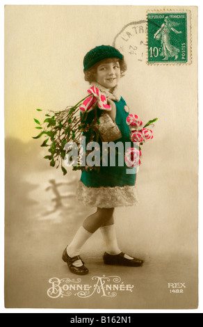 Traditionelle französische "Bonne Année" (Happy New Year) Gruß Ansichtskarte junges Mädchen hält Mistel - 1924. Stockfoto