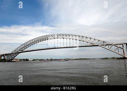 Bayonne Brücke verbindet Staten Island in New York L nach Bayonne im Hudson County New Jersey R in den Kill Van Kull Stockfoto