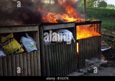 Abfallbehälter in Brand verworfen von Einweg-Grill-Gehäuses Stockfoto