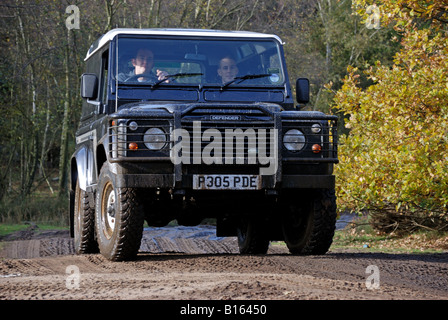 Land Rover Defender 90 4WD an einem gemeinsamen Broxhead Bordon fahren rund November 2006 All Wheel Drive Club AWDC UK Stockfoto