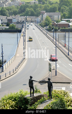 Hände über The Divide Statue mit Craigavon Brücke Co Londonderry Stockfoto