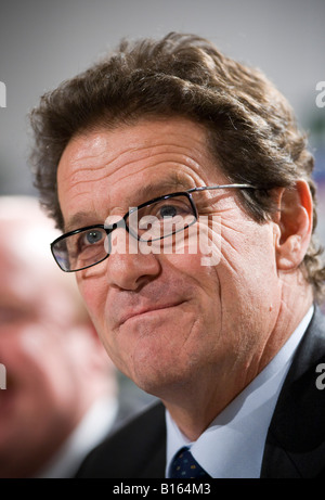 Fabio Capello Manager des englischen Fußball-Nationalmannschaft spricht auf einer Pressekonferenz in London Stockfoto