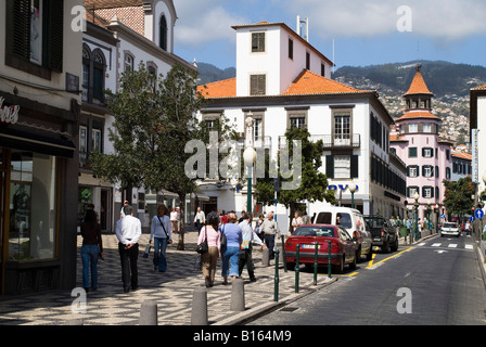 dh Rue Aljube FUNCHAL MADEIRA Menschen wandern in Funchal Stadtstraße