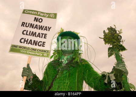 Mitglied der grünen Partei am Protest gegen die 3. Start-und Landebahn am Flughafen Heathrow, London, UK. 30.05.2008. Stockfoto