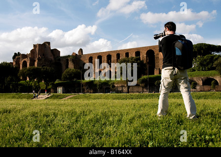 Touristen, die die Bilder von dem Palatin aus dem Circus Maximus, Rom Stockfoto