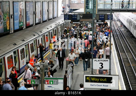 Pendler drängen sich auf der Plattform am Earls Court Tube Station, London Stockfoto