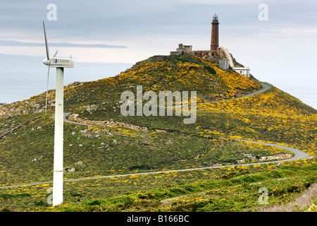 Camarinas Leuchtturm und einer Windkraftanlage bei Cabo Vilan auf der atlantischen Küste von Spanien Region Galicien. Stockfoto