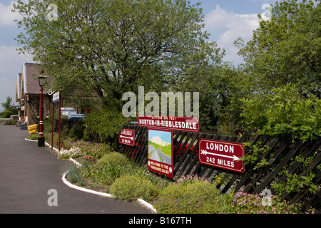 Horton In Ribblesdale Station, Plattform und Zeichen. Stockfoto