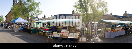 Ein Panoramablick über den regelmäßigen Dienstag Markt statt in die Cotswolds Stadt von Moreton in Marsh, Gloucestershire Stockfoto