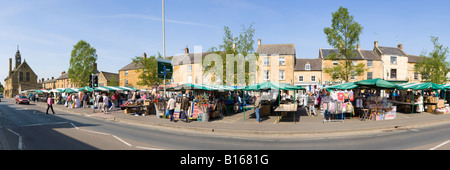 Ein Panoramablick auf den regulären Dienstag Markt in der Cotswold Stadt Moreton in Marsh, Gloucestershire UK statt Stockfoto