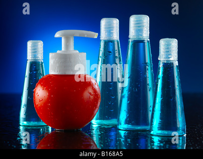 blaue Glasflaschen und ein rotes Stockfoto