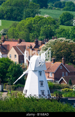 Vertikale erhöhten Blick auf einen weißen Kittel Mühle "Gibbet Mühle", aka neue Mühle in der Landschaft von Sussex an einem sonnigen Tag. Stockfoto