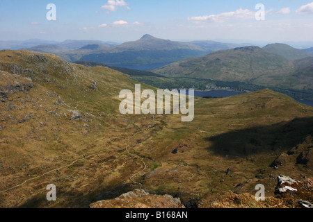 Auf der Suche nach Süd-Ost von Ben Arthur The Cobbler hinweg auf Ben Lomond Loch lange Arrocher Stockfoto