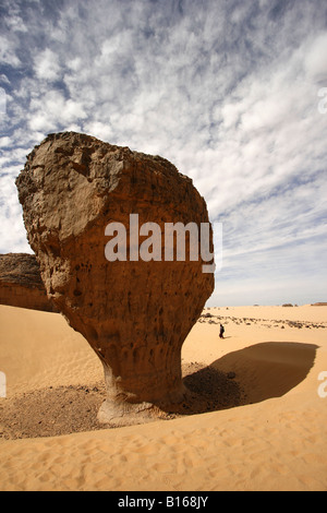 Mann nächsten erodierten Sandstein in Tagrera Tassili Ahaggar Sahara Wüste Algerien Stockfoto