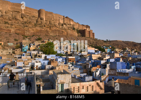 DAWN beleuchtet das MEHERANGARH FORT auf dem Hügel über JODHPUR auch bekannt als die blaue Stadt RAJASTHAN Indien Stockfoto