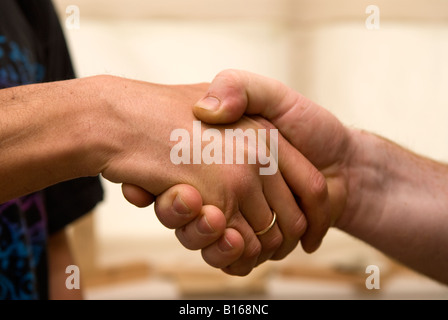 Zwei Männer, die Hände schütteln Stockfoto