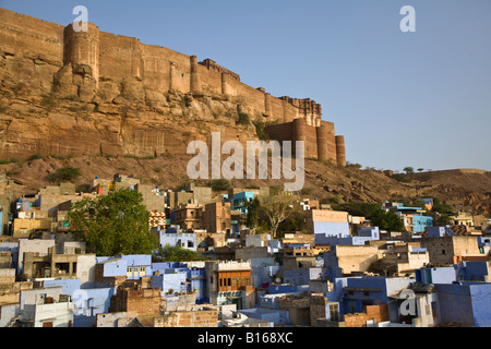 DAWN beleuchtet das MEHERANGARH FORT auf dem Hügel oberhalb JOHDPUR auch bekannt als die blaue Stadt RAJASTHAN Indien Stockfoto