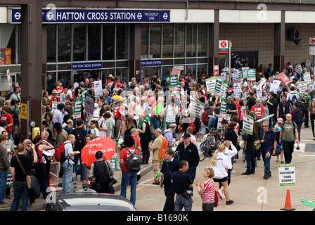 Demonstranten gegen die gehobelte 3. Heathrow Start-und Landebahn sagen einem emphatischen Nein bei Hatton Cross Station 30. Mai 2008 Stockfoto