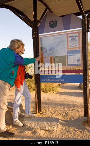 Caucasian Paar 50-60 Jahre lesen Karte an Dobbins Lookout South Mountain Park Phoenix AZ USA Stockfoto