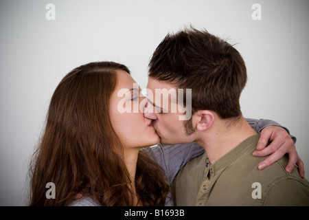 Junges Paar küssen Modell veröffentlicht Stockfoto