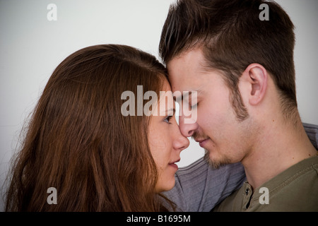 Junges Paar posieren zusammen Modell veröffentlicht Stockfoto