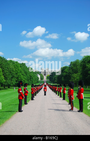 Household Cavalry paradieren auf The Long Walk, Schloss Windsor, Windsor, Berkshire, England, Vereinigtes Königreich Stockfoto