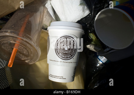 Starbucks Kaffee Tasse zeigt neues Logo in den Papierkorb Stockfoto