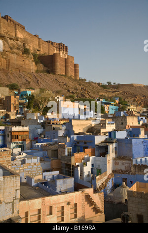 DAWN beleuchtet das MEHERANGARH FORT auf dem Hügel über JODHPUR auch bekannt als die blaue Stadt RAJASTHAN Indien Stockfoto