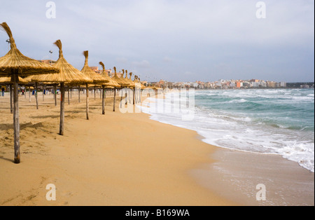 Blick entlang der Sand. Der Strand von Palma De Mallorca (Mallorca). Stockfoto