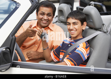 Nahen Osten Vater und Sohn in Neuwagen Stockfoto