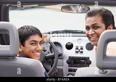 Nahen Osten Vater und Sohn in Neuwagen Stockfoto