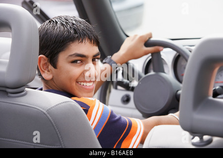 Nahen Ostens Teenager junge im Auto Stockfoto